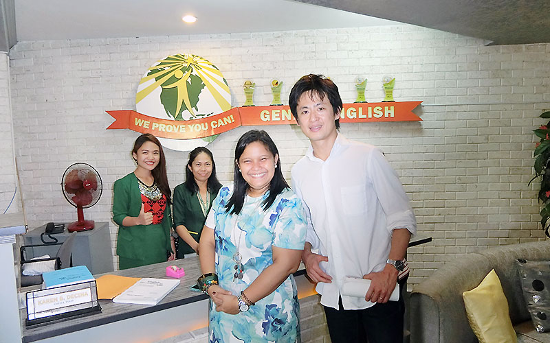 フィリピン留学 Genius English in セブ- 皆さん陽気なレセプションスタッフ