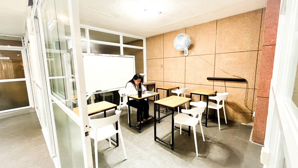 フィリピン留学 Cebu21 - Wales-Classroom-15