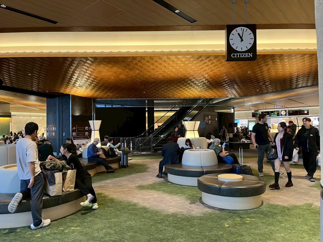 関西国際空港の出国後エリア。ポップアップのブランドショップや免税店がありました