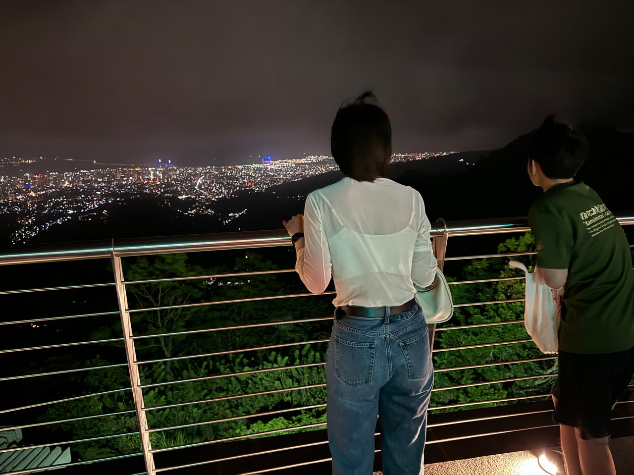 TOPSの夜景を楽しむ人々