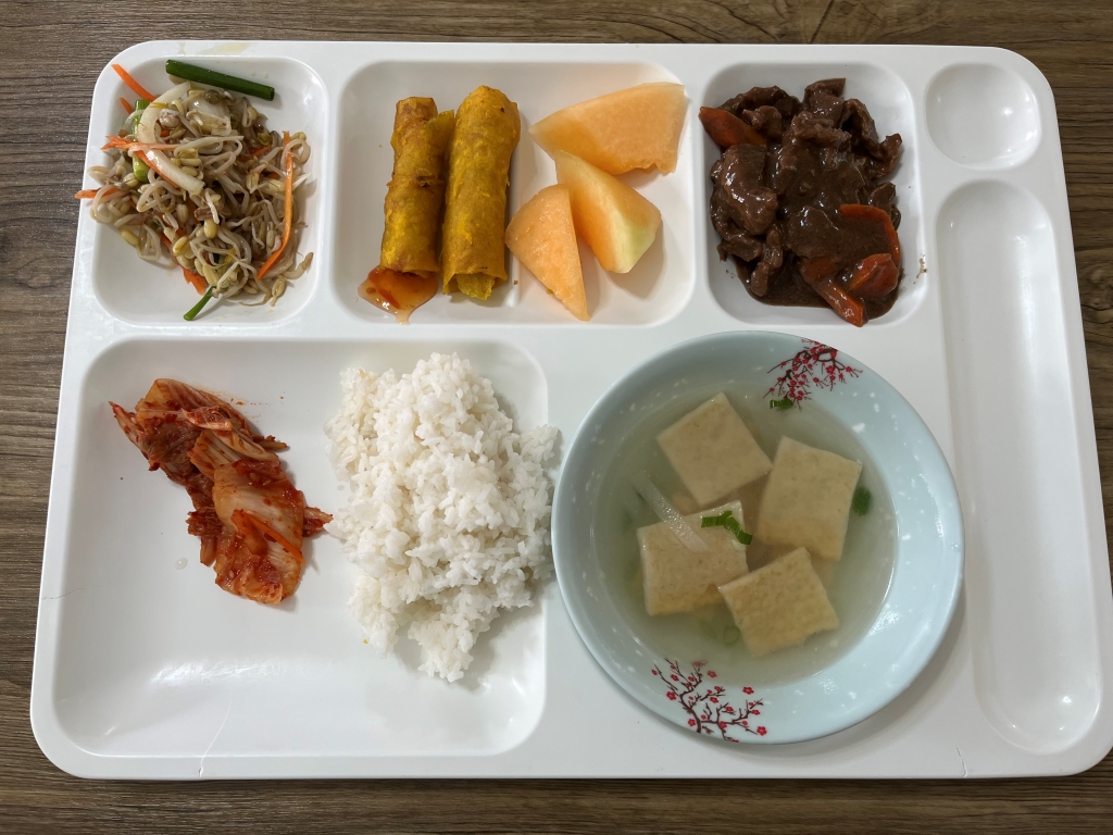 日本人好みのお食事を毎日3食提供！